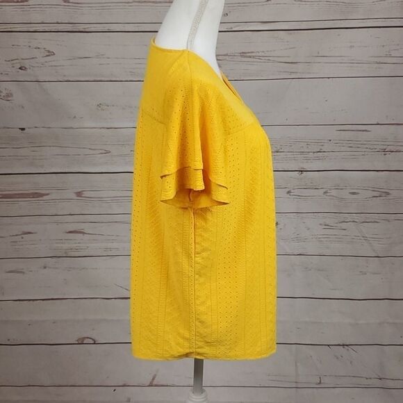 💸3/12$- Avon Eyelet Top w/ Flutter Sleeves-Medium - Picture 5 of 8